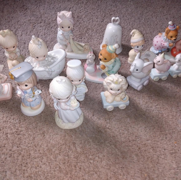 17 PIECE PRECIOUS MOMENTS FIGURINES